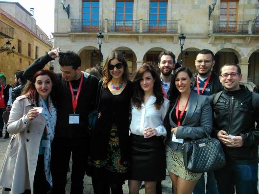 Con algunos ponentes y asistentes al ENETI (nótese el cafelito en mis manos: el mejor amigo del traductor)